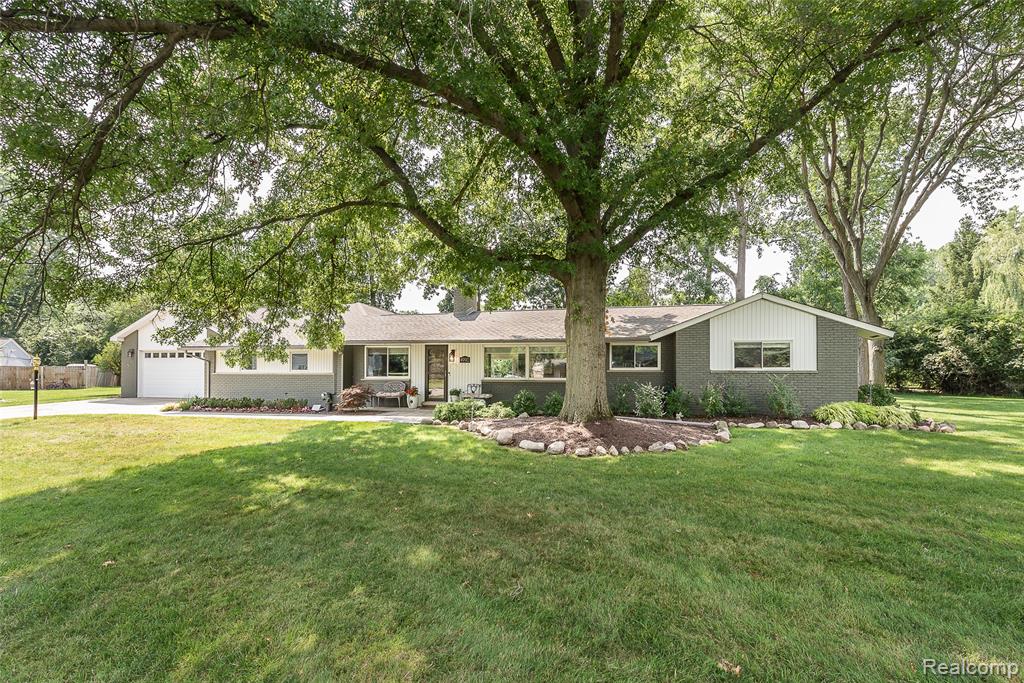 4990 Broomfield Lane, West Bloomfield, MI — Photo 2