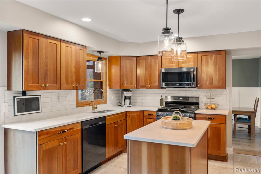 9043 Woods Edge Drive, Commerce Twp, MI 48382 — Photo 13