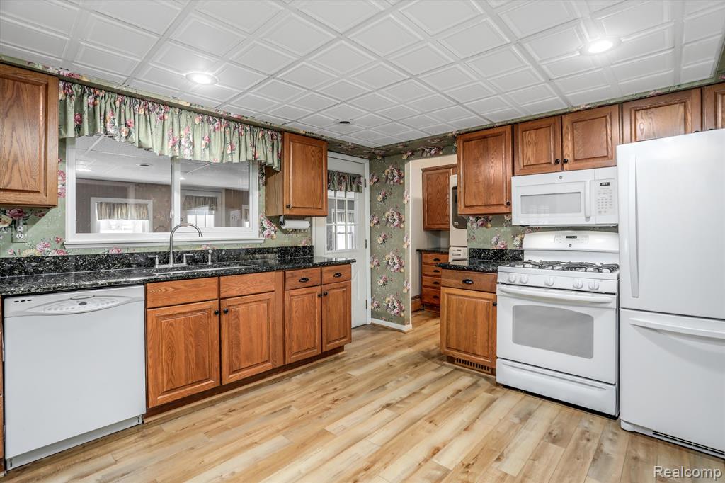 7464 S SHAKER Drive, Waterford, MI 48327 — Photo 12