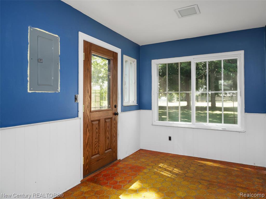 5933 Dwight Avenue, Waterford, MI 48327 — Photo 11