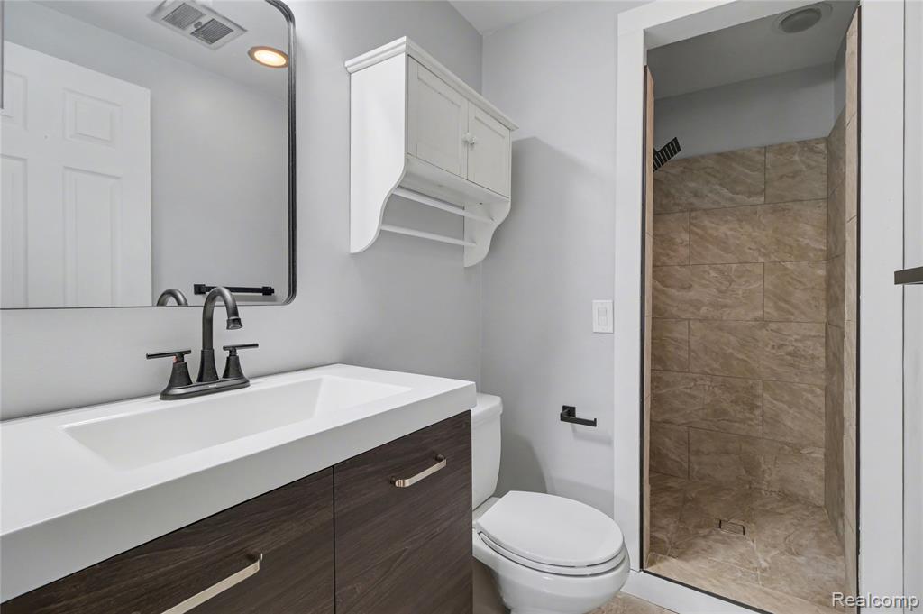 5597 Leafwood Drive, Commerce Twp, MI 48382 — Photo 19