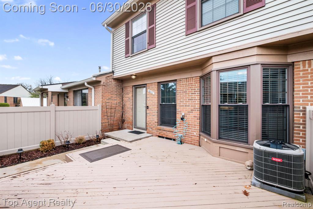 38887 Country Circle, Farmington Hills, MI 48331 — Photo 33