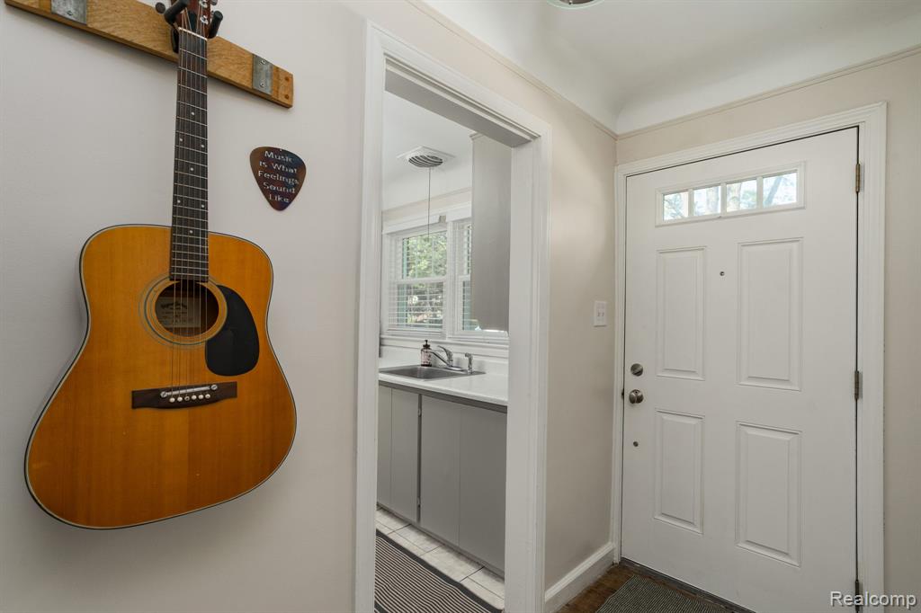 27714 California Drive NE, Lathrup Village, MI 48076 — Photo 9