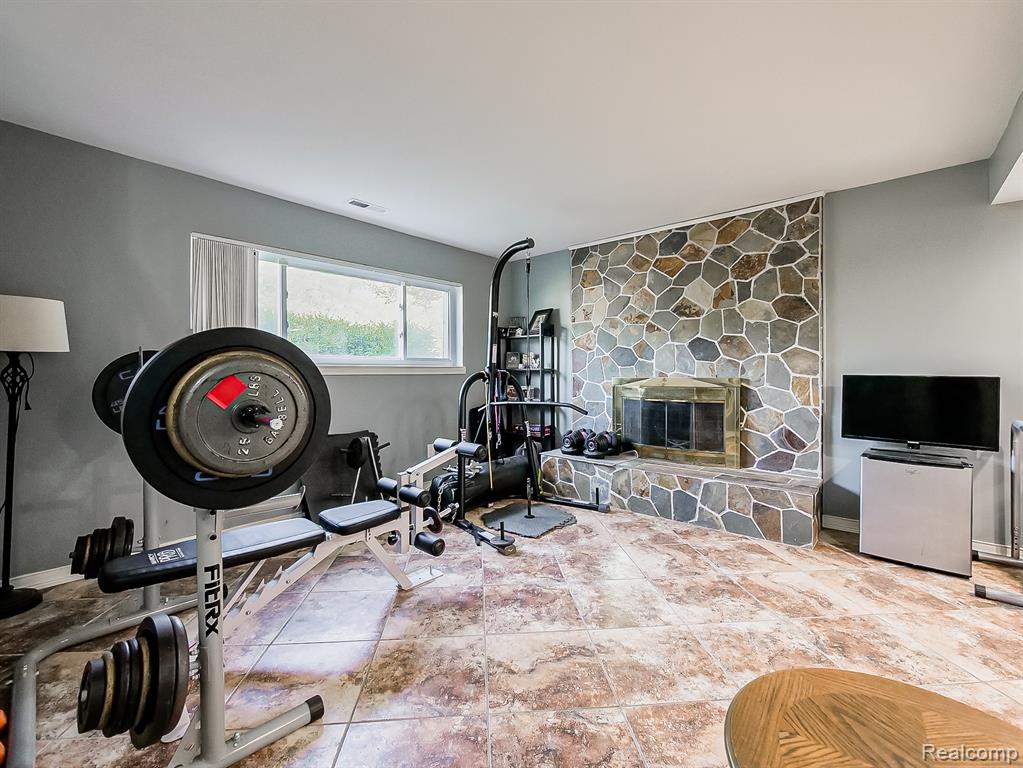 900 Surrey Heights, Westland, MI 48186 — Photo 17