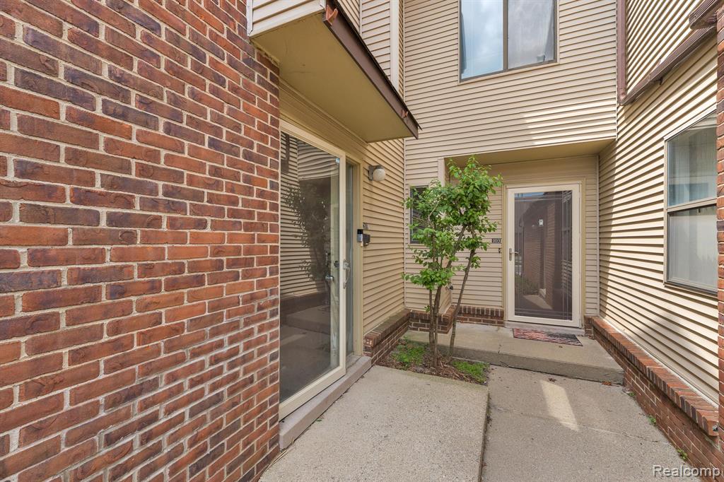 6689 Ridgefield Circle, 203, West Bloomfield, MI — Photo 4