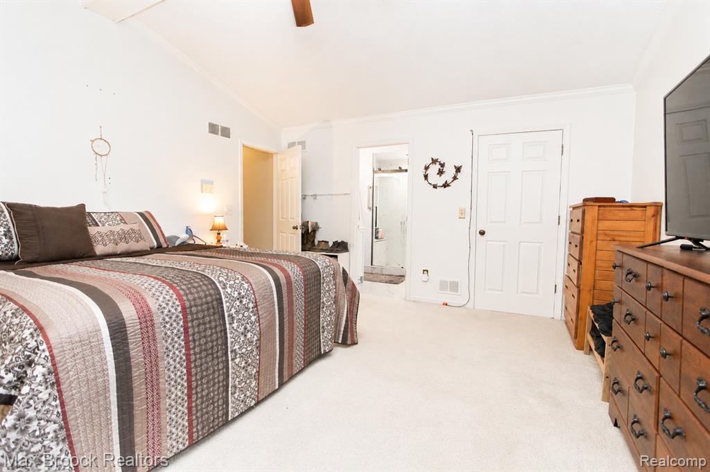 8952 Cynthia Court, Commerce Twp, MI 48382 — Photo 32