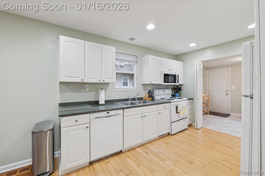 537 Andresen Court, Hazel Park, MI 48030 — Photo 11