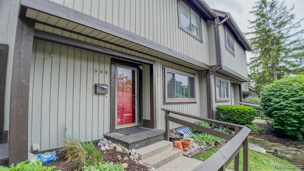 552 Foxboro Square, Brighton, MI 48116 — Photo 2