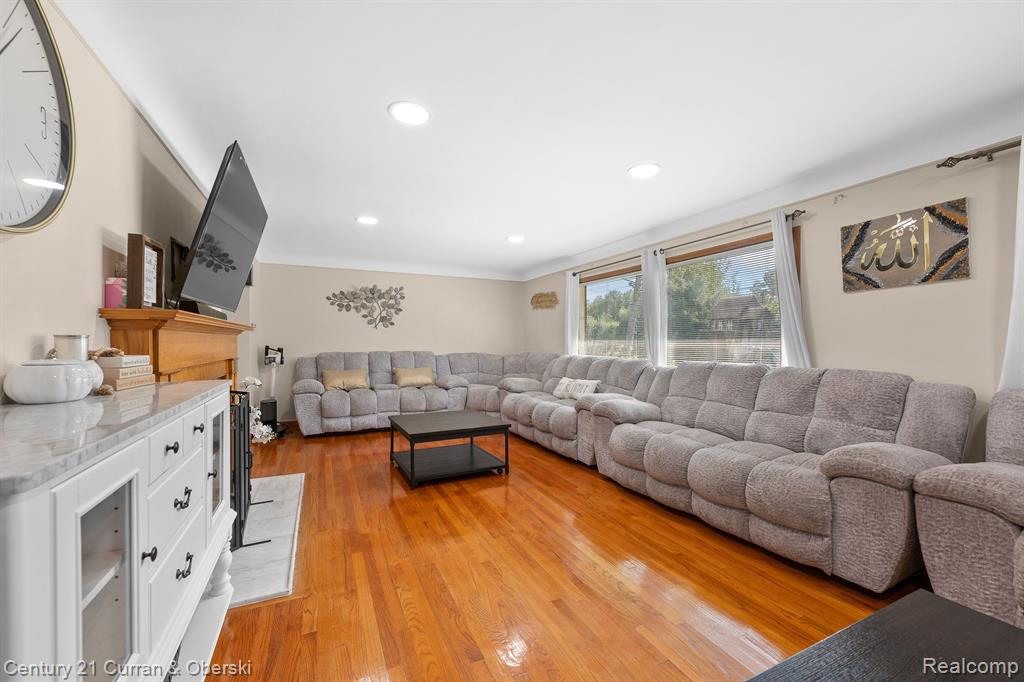 730 WOODCREST Drive, Dearborn, MI 48124 — Photo 3