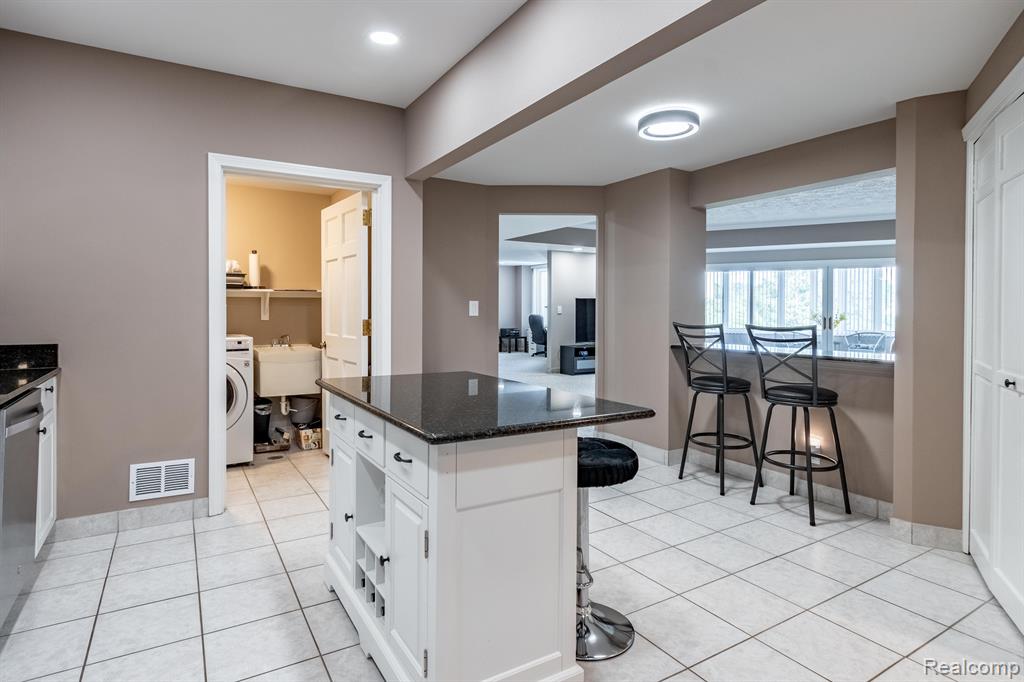 43100 12 OAKS CRESCENT Drive, 4044, Novi, MI 48377 — Photo 5