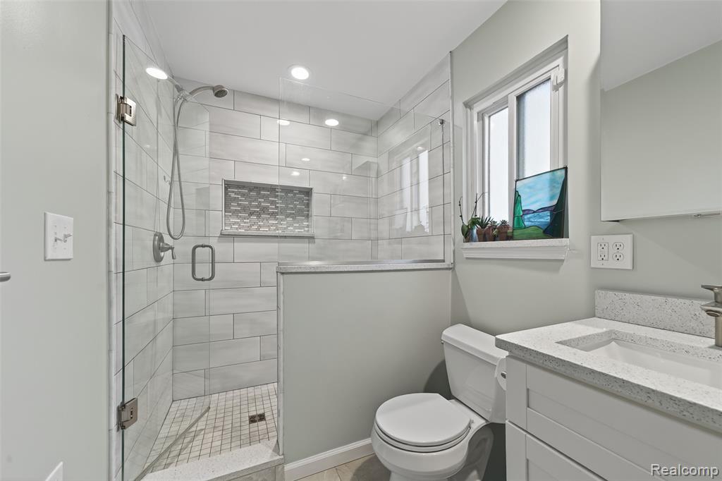 3960 Kings Point Drive, Troy, MI 48083 — Photo 19