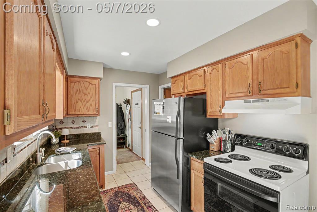 790 Luna Court, Lake Orion, MI 48362 — Photo 7