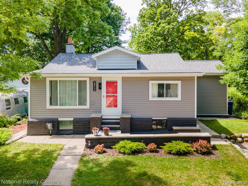 3973 Oak Knoll Road, Waterford, MI 48328 — front exterior