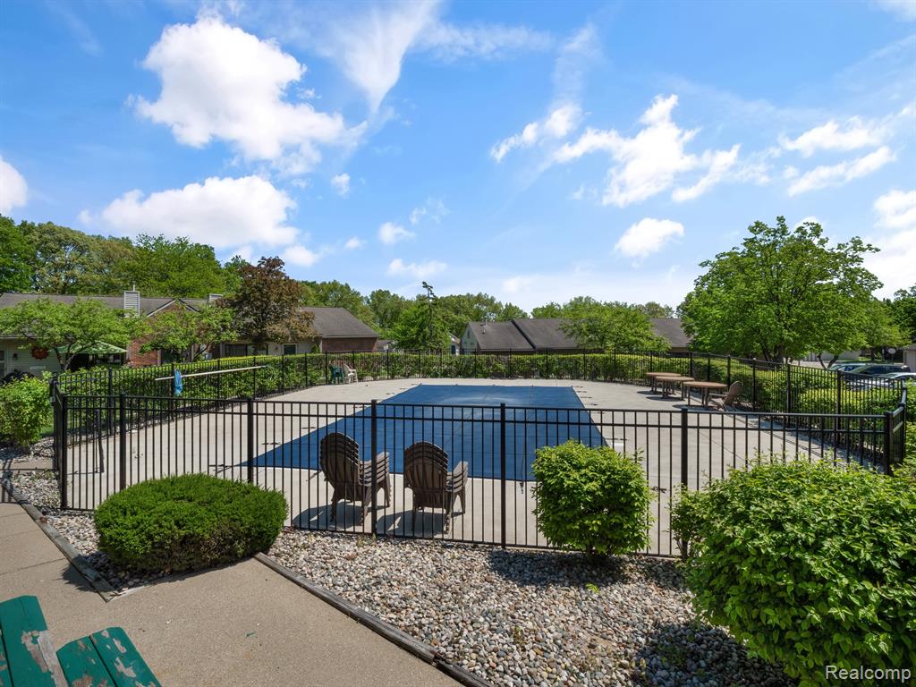 300 SPRING BROOKE Drive, 300, Brighton, MI 48116 — Photo 27