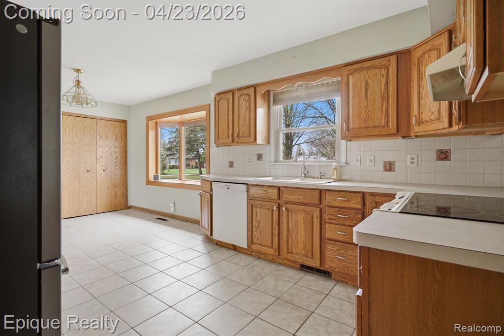 6236 McKenzie Drive, Flint, MI 48507 — Photo 9