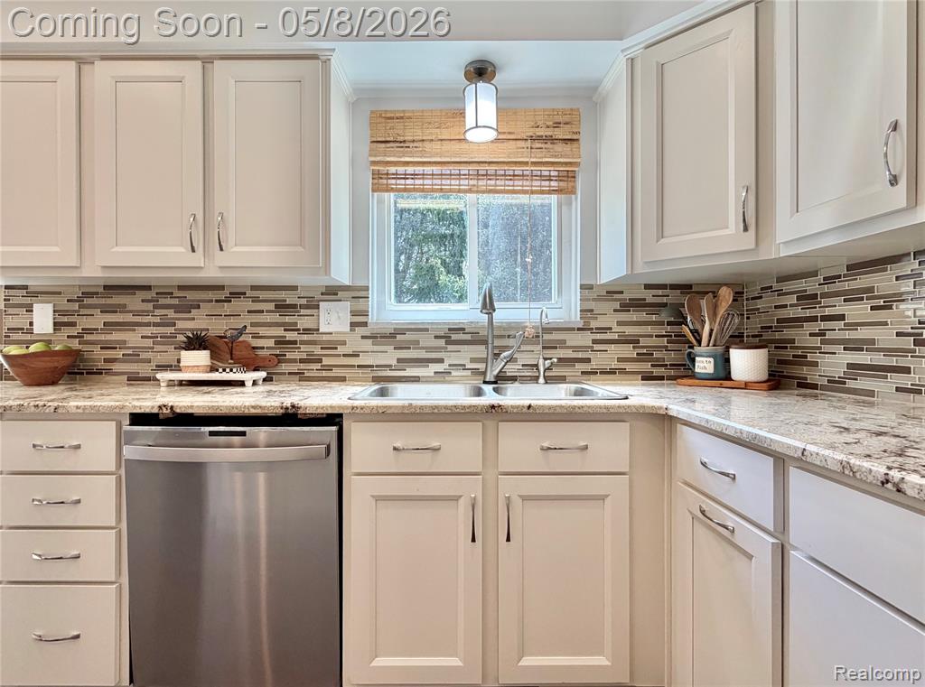 5028 Aintree Road, Rochester, MI 48306 — Photo 8