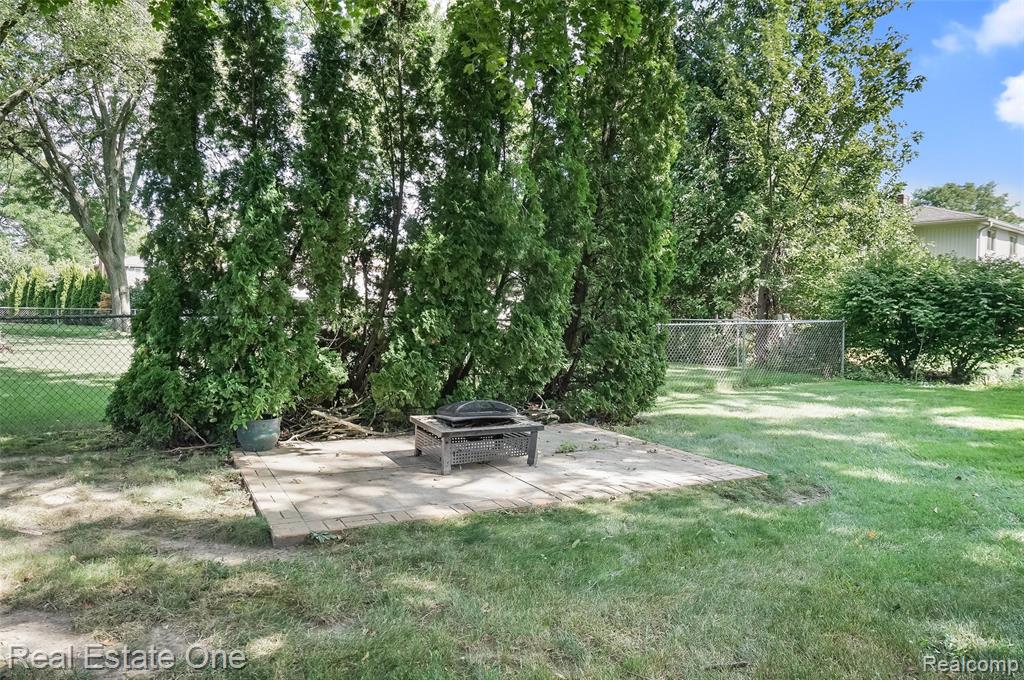 5566 Larkins Drive, Troy, MI 48085 — Photo 34