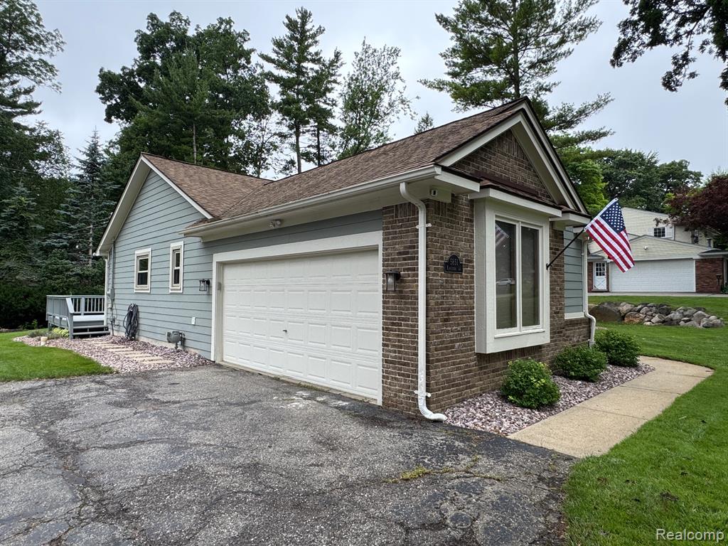 5851 Kingfisher Lane, Clarkston, MI — Photo 4
