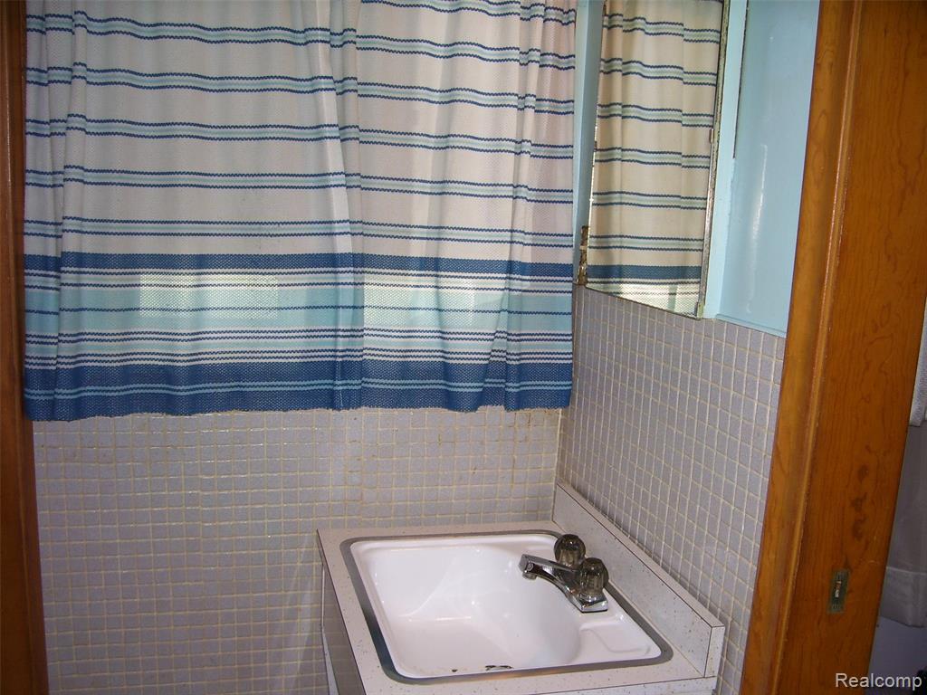 7300 Weingartz, Center Line, MI 48015 — Photo 11