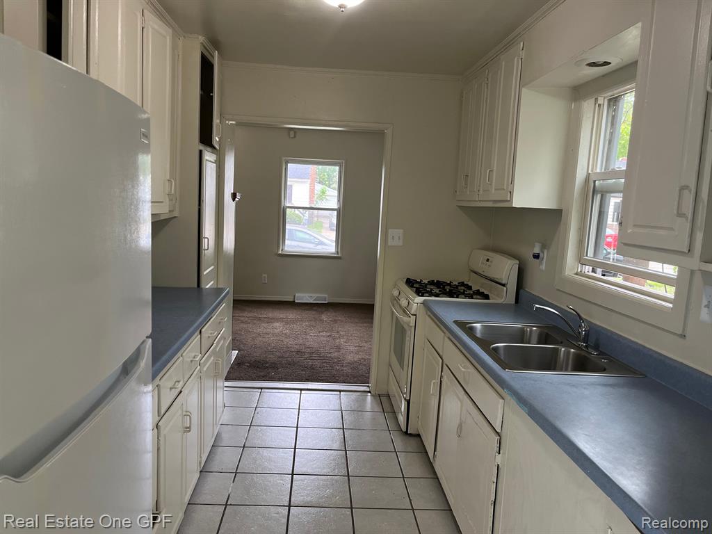 8685 DODGE Avenue, Warren, MI 48089 — Photo 10