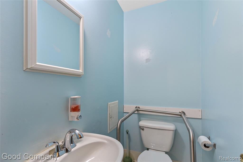 22048 Hampton Court, Woodhaven, MI 48183 — Photo 16