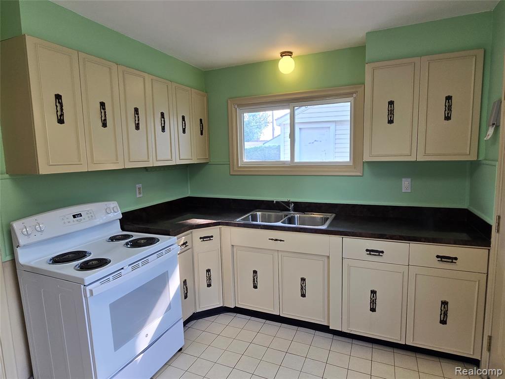 535 Lytle Place, Garden City, MI — Photo 9