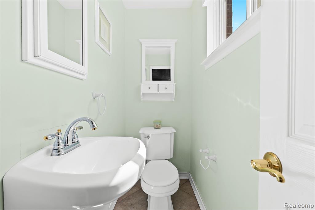 10563 N OAK Drive, Ferndale, MI 48220 — Photo 14