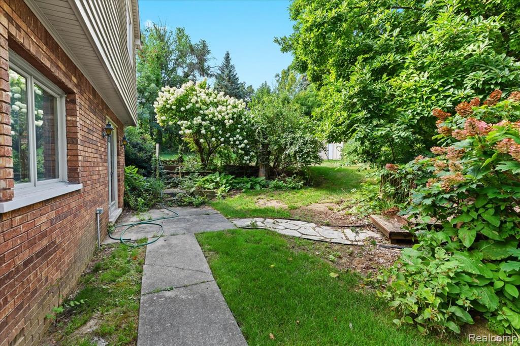 60023 Trailwood Street, Washington, MI — Photo 31