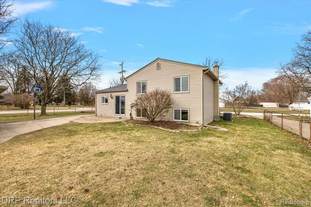 44012 Carrnation Drive, Sterling Heights, MI 48313 — Photo 34