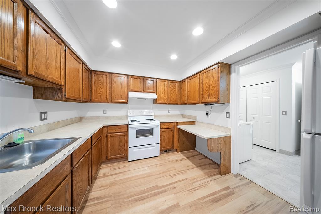 718 Claire Pointe Drive, 17, Saint Clair Shores, MI 48081 — Photo 6