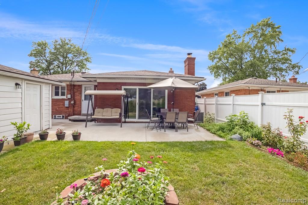 8100 Lochdale Street, Dearborn Heights, MI 48127 — Photo 17