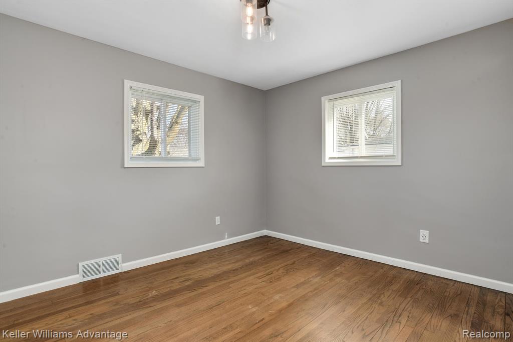 547 E SUMMIT Street, Milford, MI 48381 — Photo 10