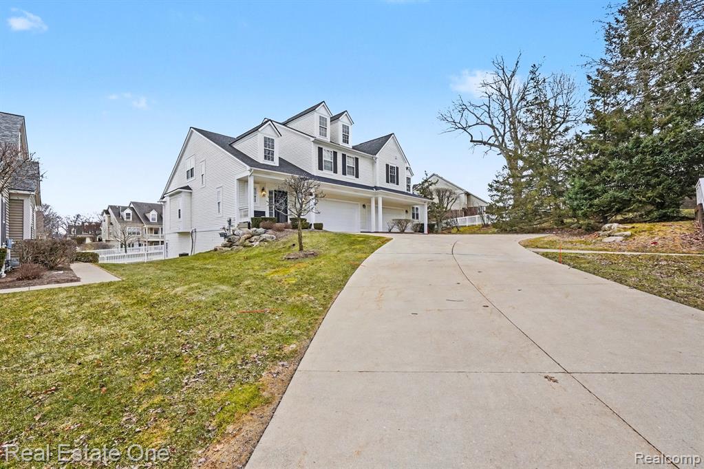 686 W Bluff Court, 23, Rochester Hills, MI 48307 — Photo 2