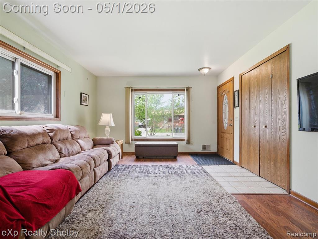 21660 Roosevelt Avenue, Farmington, MI 48336 — Photo 3