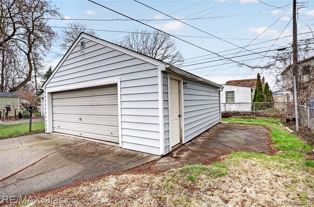 27359 Brettonwoods Street, Madison Heights, MI 48071 — Photo 23
