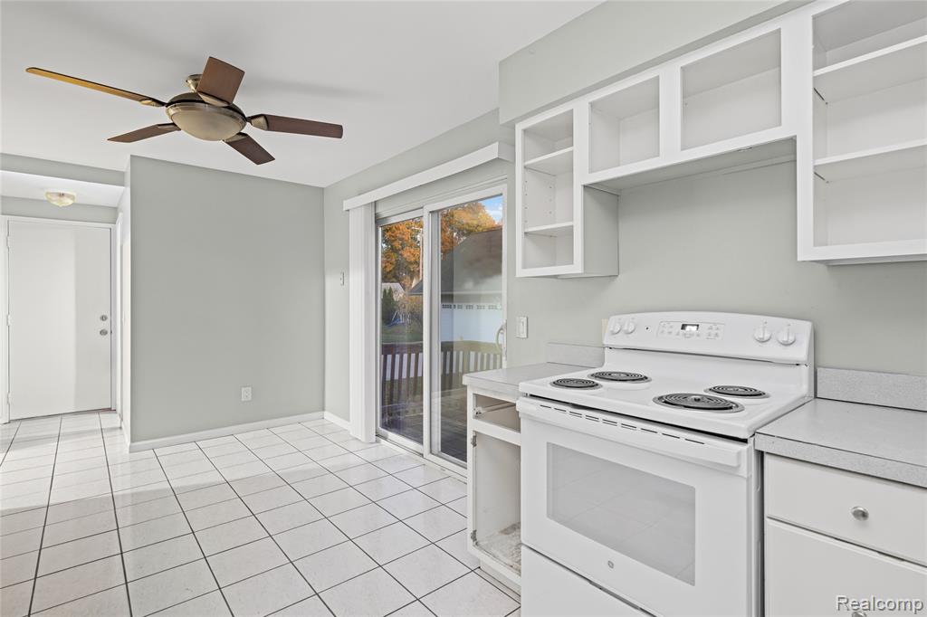 3977 Cresthaven Drive, Waterford, MI 48328 — Photo 11
