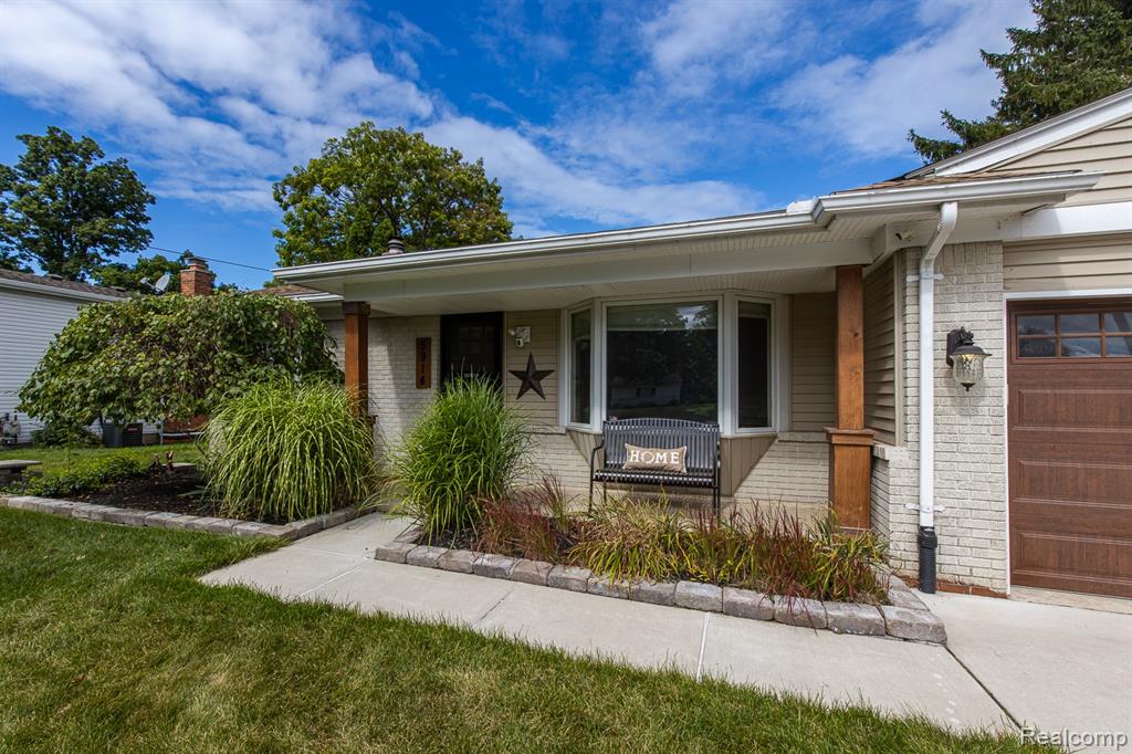 5914 Pleasant Drive, Waterford, MI 48329 — Photo 3