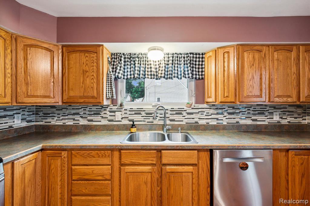 9849 WOODLAND Court, Ypsilanti, MI 48197 — Photo 17
