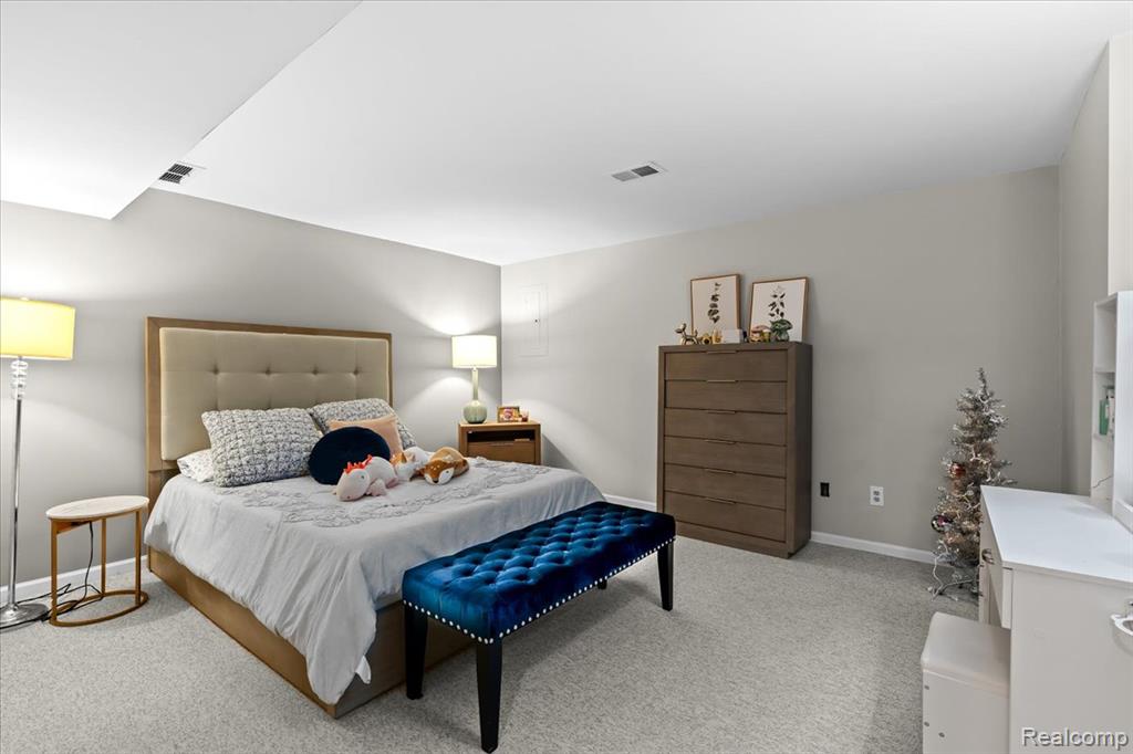 657 WOODSIDE Drive, Milford, MI 48381 — Photo 30