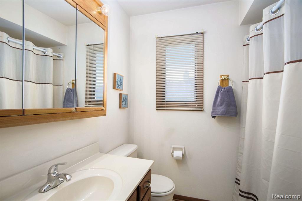 578 OAKBROOK Circle, Flushing, MI 48433 — Photo 11