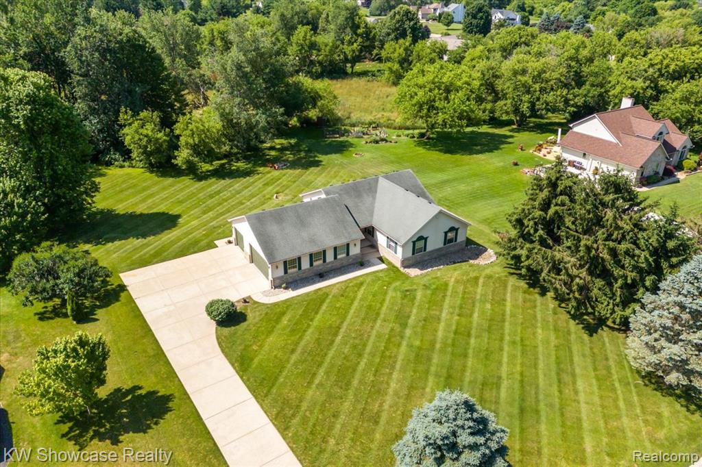 5037 Scheuners Way, Howell, MI 48843 — Photo 2