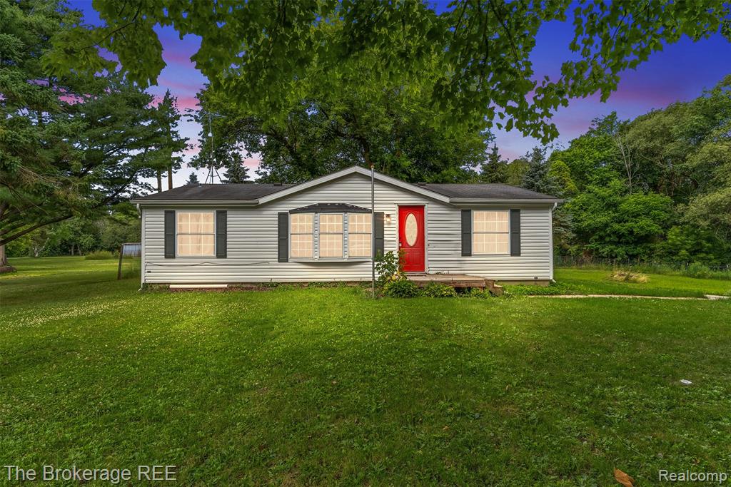 6829 West Street, North Branch, MI 48461 — front exterior