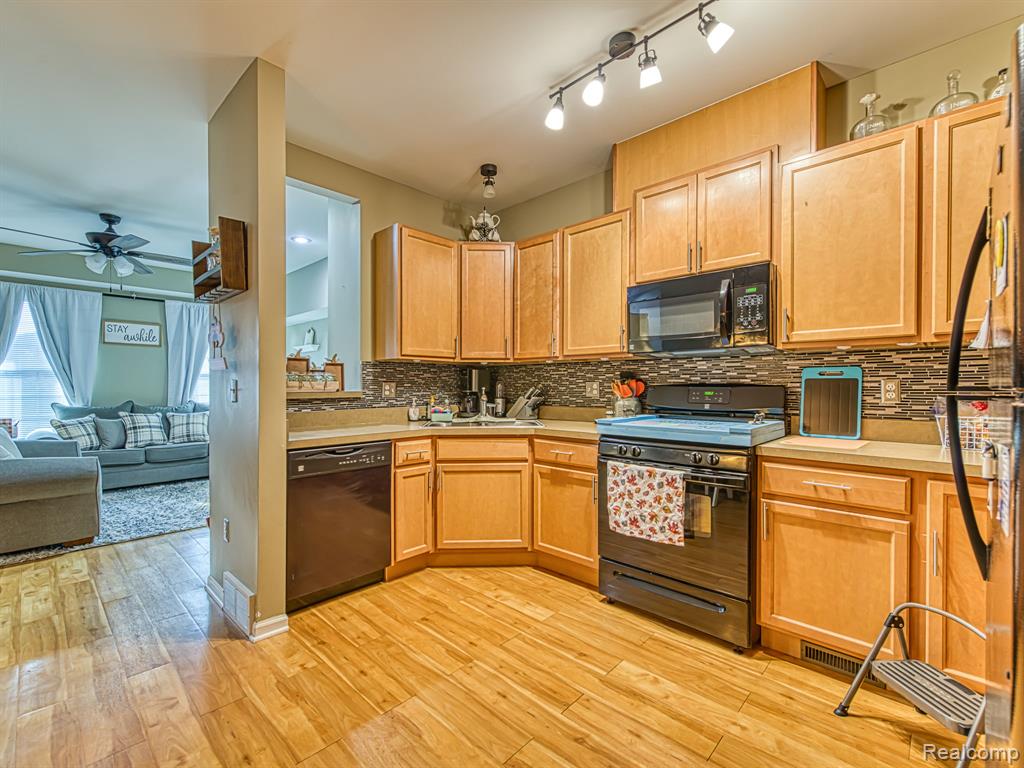 655 Vinewood Street, Wyandotte, MI 48192 — Photo 9
