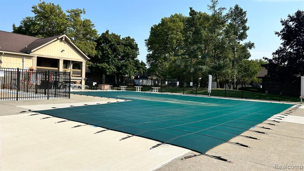 2751 ROUNDTREE Drive, Troy, MI 48083 — Photo 17