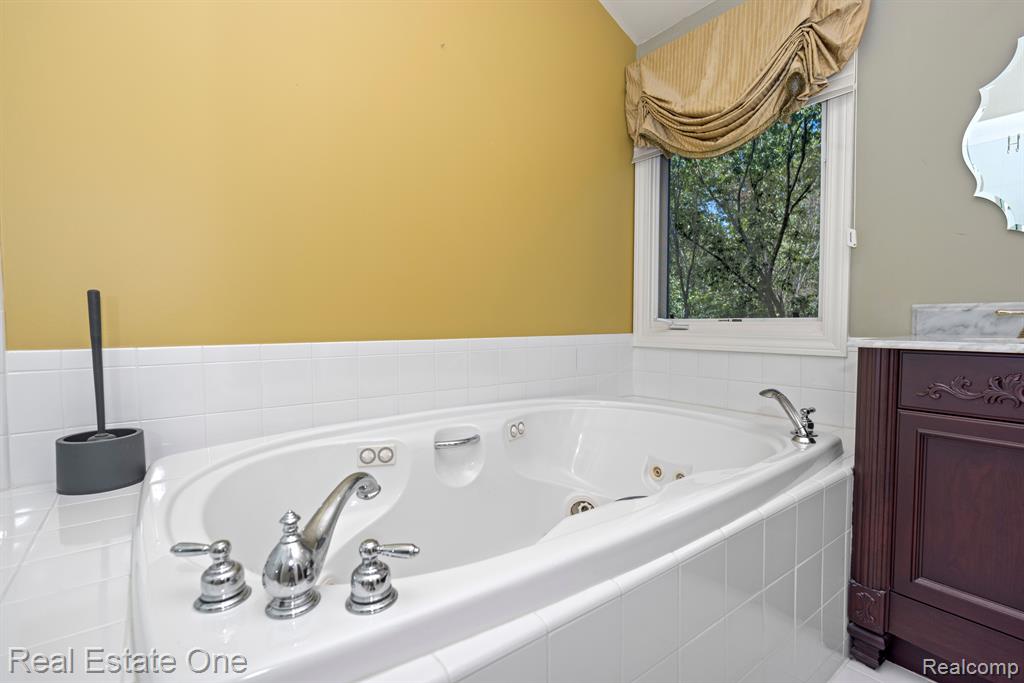 6745 CHARING Crossing, West Bloomfield, MI — Photo 42