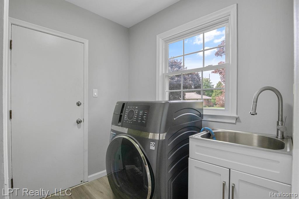 18441 ROSELAND Boulevard, Lathrup Village, MI 48076 — Photo 28