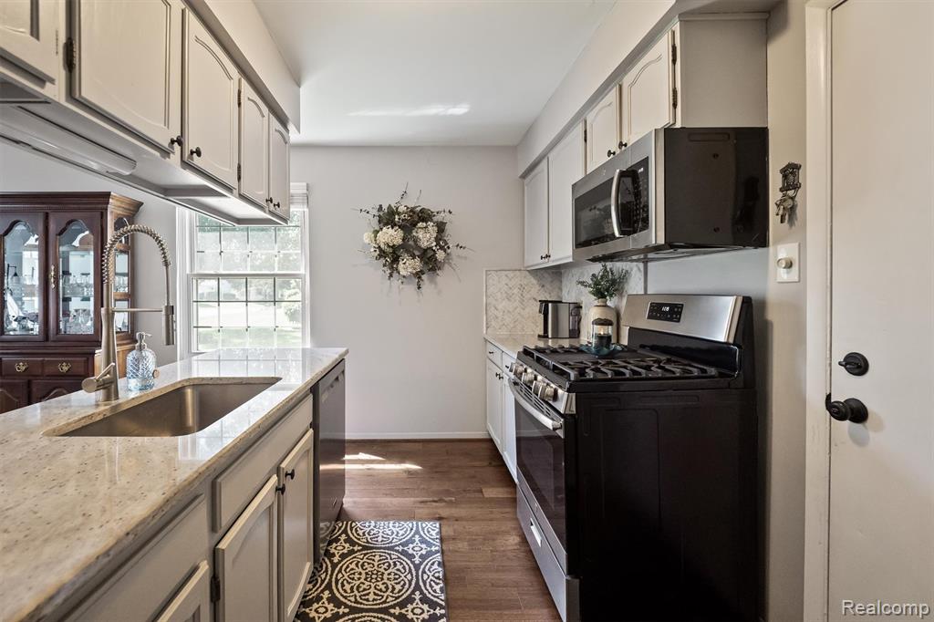 375 Neptune Drive, Walled Lake, MI 48390 — Photo 16