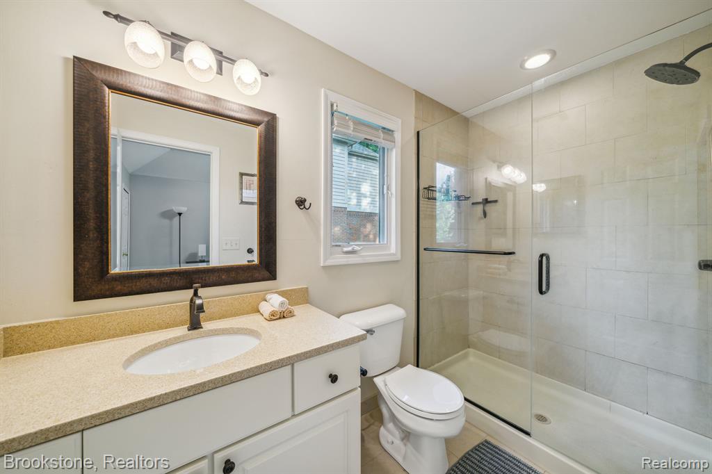 576 BLOOMER RIDGE Drive, Rochester, MI 48307 — Photo 32