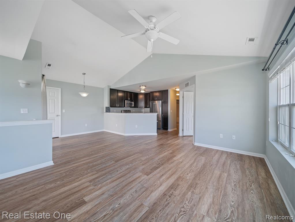 546 FIELDSTONE Circle N, Chelsea, MI 48118 — Photo 4