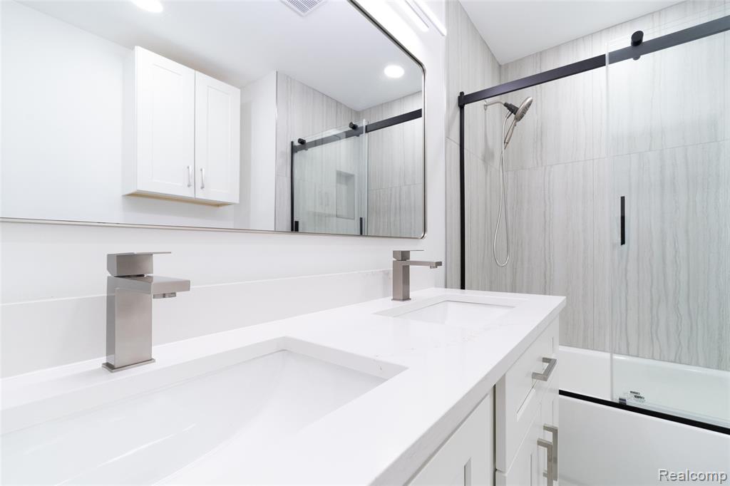 5590 Bayswater Road, West Bloomfield, MI — Photo 38